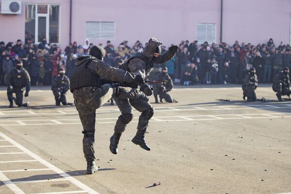 Demonstrarea procedeelor de luptă corp la corp. - Sputnik Moldova