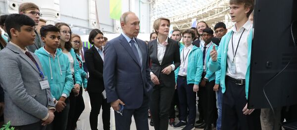 Президент РФ В. Путин принял участие в форуме Доброволец России - Sputnik Moldova-România