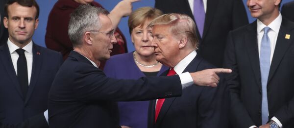 Генеральный секретарь НАТО Йенс Столтенберг беседует с президентом США Дональдом Трампом после группового фотографирования на встрече лидеров НАТО в городе Уотфорд, Англия - Sputnik Молдова