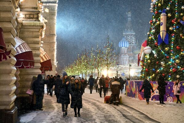 Новогоднее оформление города Москвы - Sputnik Молдова