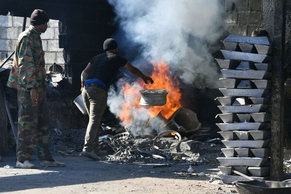Рабочие выплавляют алюминиевые чушки на частном заводе вблизи Дамаска - Sputnik Молдова