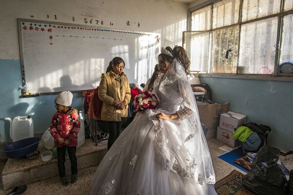 Беженка в день свадьбы в школе, переоборудованной под временное жилье в городе Эль-Хасака в Сирии - Sputnik Молдова