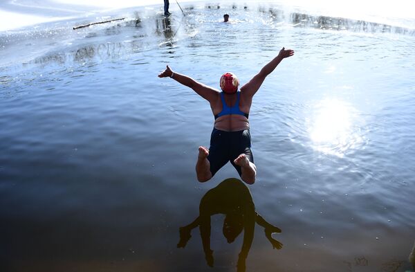 Женщина ныряет в ледяное озеро в парке города Шэньян, Китай - Sputnik Молдова