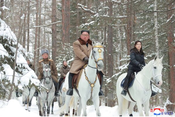 Лидер КНДР Ким Чен Ын вместе с женой верхом на лошади в регионе горы Пэктусан  - Sputnik Молдова