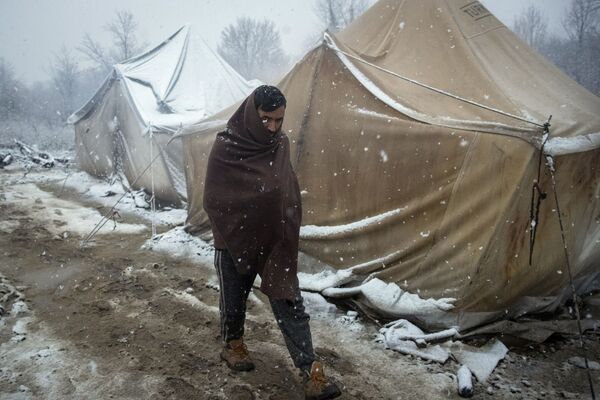 Беженец, идущий по лагерю в Боснии - Sputnik Молдова