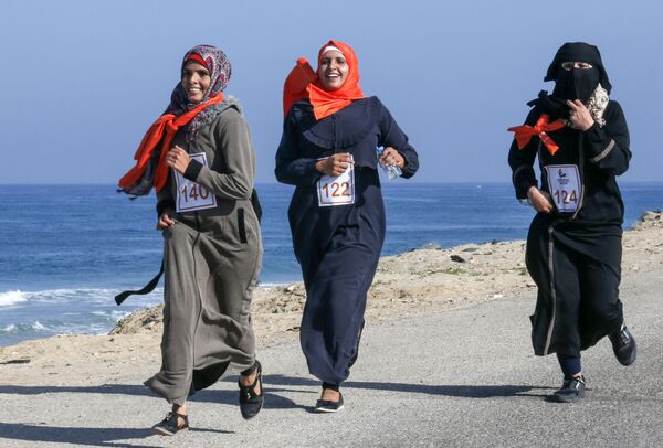 Палестинские женщины, бегущие марафон в секторе Газа - Sputnik Молдова