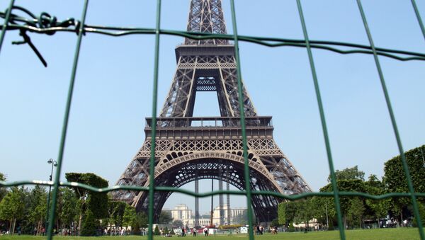 Эйфелева башня в Париже, архивное фото - Sputnik Молдова