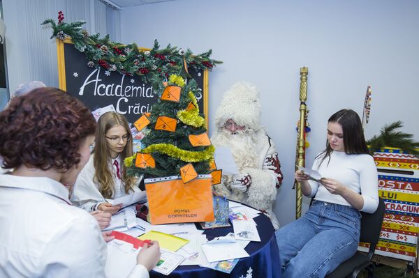 Что просят взрослые и дети у Моша Крэчуна Что просят взрослые и дети у Моша Крэчуна - Sputnik Молдова