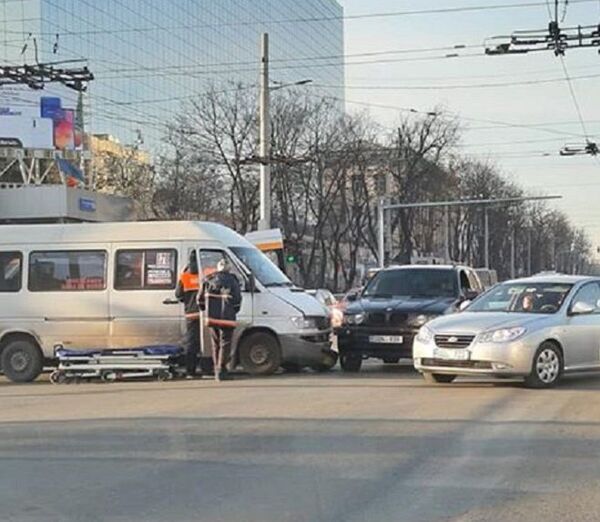 ДТП с участием маршрутки в Кишиневе: есть пострадавшие - фото - Sputnik Молдова