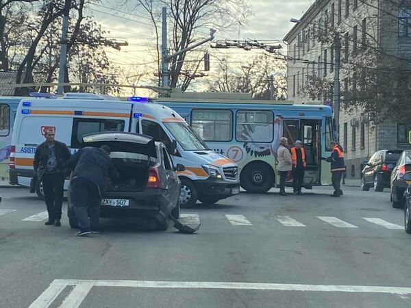 В Кишиневе столкнулись троллейбус и машина такси: подробности ДТП от полиции В Кишиневе столкнулись троллейбус и машина такси: подробности ДТП от полиции - Sputnik Молдова