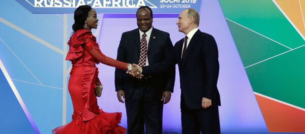 Президент России Владимир Путин и король Эсватини Мсвати III с супругой на саммите Россия - Африка в Сочи Президент России Владимир Путин и король Эсватини Мсвати III с супругой на саммите Россия - Африка в Сочи - Sputnik Молдова