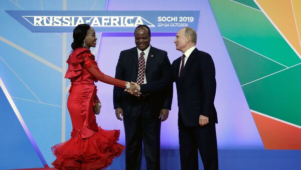Президент России Владимир Путин и король Эсватини Мсвати III с супругой на саммите Россия - Африка в Сочи - Sputnik Молдова