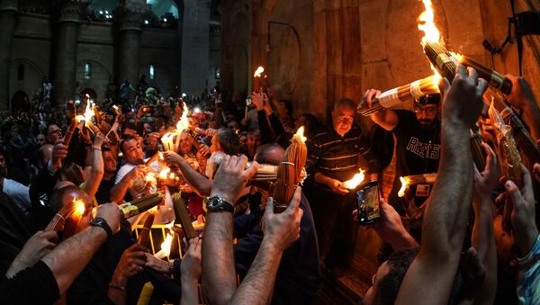 Верующие празднуют схождение Благодатного огня в храме Гроба Господня - Sputnik Moldova