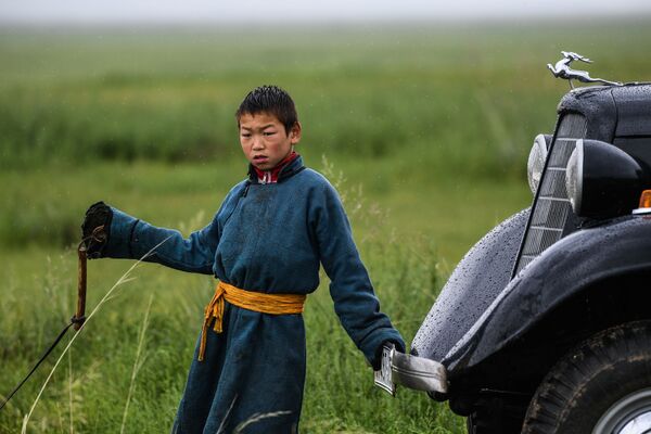 Мальчик рядом с автомобилем ГАЗ-М1 в поле, Монголия - Sputnik Молдова