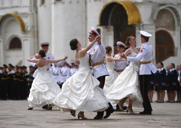 Курсанты суворовского военного училища танцуют вальс на церемонии вручения дипломов выпускникам военных вузов на Соборной площади Кремля - Sputnik Молдова