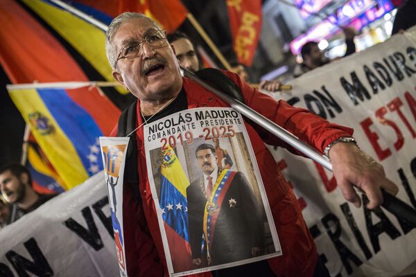 Участник акции в поддержку легитимного президента Венесуэлы Николаса Мадуро в Мадриде - Sputnik Молдова