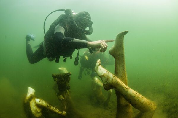 Дайверы плавают под водой в Константиновском карьере в Тверской области - Sputnik Молдова