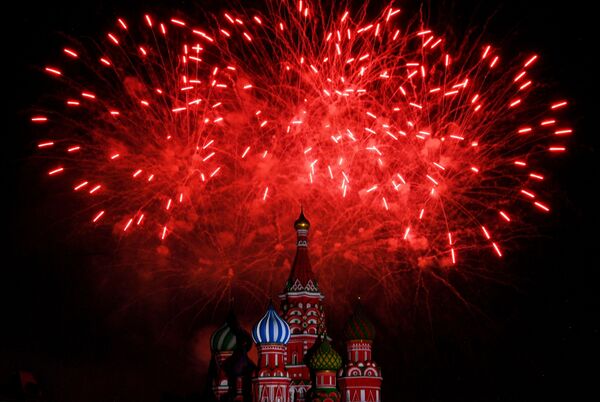 Салют на торжественной церемонии открытия XII Международного военно-музыкального фестиваля Спасская башня на Красной площади в Москве - Sputnik Молдова