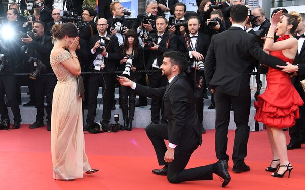 Мужчина делает предложение девушке на красной дорожке премьеры фильма Тайная жизнь в рамках 72-го Каннского международного кинофестиваля - Sputnik Молдова