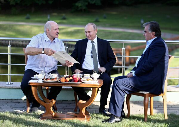 Президент РФ Владимир Путин, президент Таджикистана Эмомали Рахмон во время неформальной встречи в резиденции в Минске - Sputnik Молдова