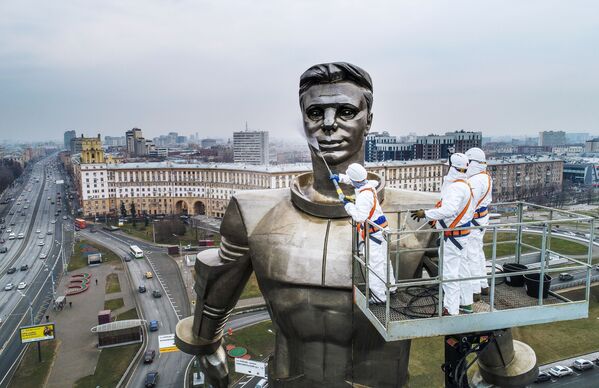 Работники коммунальных служб моют памятник космонавту Юрию Гагарину на Ленинском проспекте в Москве - Sputnik Молдова