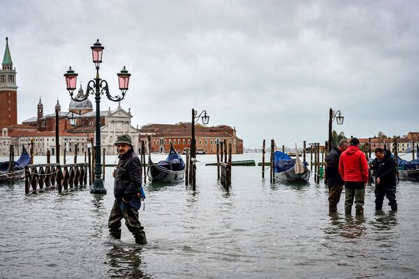 Прохожие на одной из улиц в Венеции во время наводнения - Sputnik Молдова
