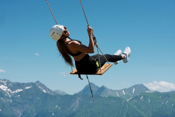Девушка катается на тарзанке на горнолыжном курорте Роза Хутор в Сочи - Sputnik Молдова