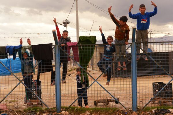 Дети в лагере беженцев из Сирии и из других районов Ирака Барика около города Сулеймания, Ирак - Sputnik Молдова