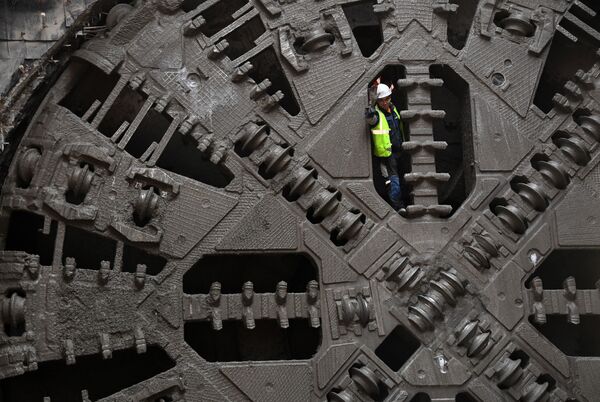 Рабочий на тоннелепроходческом щите во время строительства станции метро Нижегородская в Москве - Sputnik Молдова