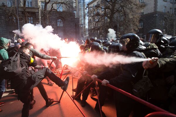 Столкновения между националистами и сотрудниками полиции возле здания администрации президента Украины в центре Киева - Sputnik Молдова
