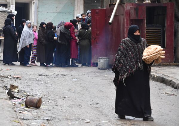 Местные жители в очереди за хлебом на одной из улиц в Алеппо, Сирия - Sputnik Молдова