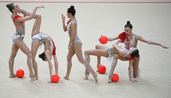 Команда России выполняет упражнение с 5-ю мячами в финале групповой программы по художественной гимнастике на этапе Гран-при Москвы - Sputnik Молдова