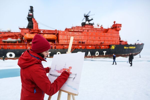 Участница детского юбилейного рейса в честь 60-летия атомного ледокольного флота, совершаемого на ледоколе 50 лет Победы, на Северном полюсе - Sputnik Молдова