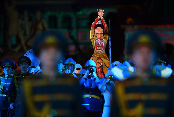 Оркестр и рота Почетного караула Национальной гвардии Республики Казахстан выступают на церемонии закрытия фестиваля Спасская башня на Красной Площади в Москве - Sputnik Молдова