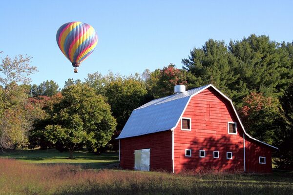 Balon și casă roșie în Asheville, Carolina de Nord. - Sputnik Moldova-România