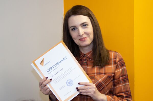 Корреспондент МТРК МИР в Молдове Ксения Яниева получила сертификат об участии в образовательном проекте SputnikPro. - Sputnik Молдова