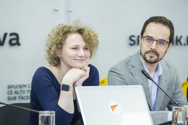 Mihail Konrad, și Irina Andreeva le-au vorbit reprezentanților presei moldovenești despre un nou mod de prezentare a informației - Sputnik Moldova