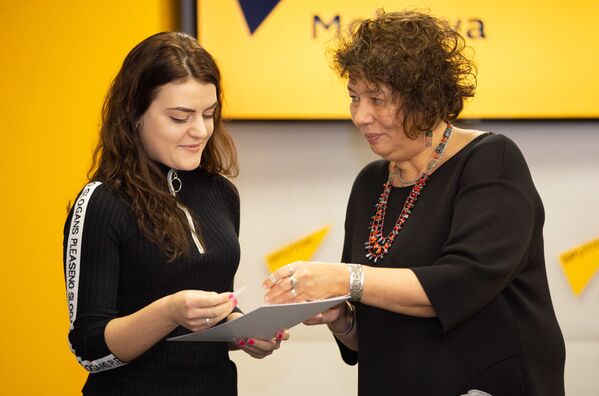 Conducătorul Sputnik Moldova, Marina Perekrestova, le-a înmânat reprezentanților presei moldovenești certificate de participare la proiectul educațional SputnikPro - Sputnik Moldova