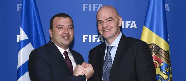 Председатель Молдавской федерации футбола Леонид Олейниченко и глава ФИФА Джанни Инфантино - Sputnik Молдова
