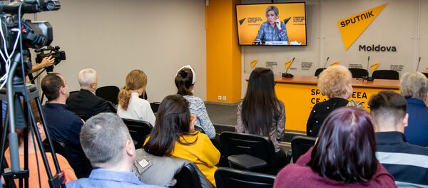 Мария Захарова отвечает  в прямом эфире на вопросы журналистов В Кишиневе - Sputnik Moldova