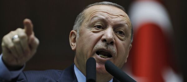 Президент Турции Реджеп Тайип Эрдоган махает рукой, выступая перед депутатами своей правящей Партии справедливости и развития (ПСР) в парламенте в Анкаре - Sputnik Moldova-România