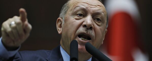 Президент Турции Реджеп Тайип Эрдоган махает рукой, выступая перед депутатами своей правящей Партии справедливости и развития (ПСР) в парламенте в Анкаре - Sputnik Moldova-România