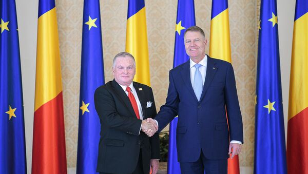 Ambasadorul SUA la București, Adrian Zuckerman, și Klaus Iohannis - Sputnik Moldova-România