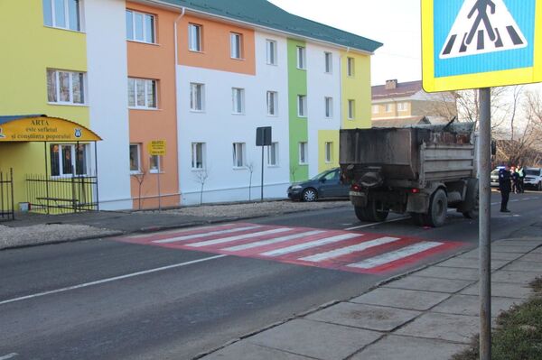 O fetiță de 9 ani, lovită mortal de un camion în orașul Ialoveni - Imagini înfiorătoare O fetiță de 9 ani, lovită mortal de un camion în orașul Ialoveni - Imagini înfiorătoare - Sputnik Moldova