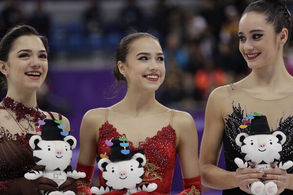 Евгения Медведева, золотая медалистка Алина Загитова и Кэйтлин Осмонд на Зимней Олимпиаде в Южной Корее - Sputnik Молдова