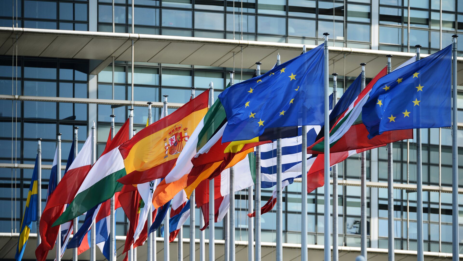 Flags outside the building of the European Parliament in Strasbourg - Sputnik Moldova-România, 1920, 11.04.2021