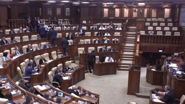 Фракция либерал-демократов покидает зал заседания молдавского парламента - Sputnik Молдова