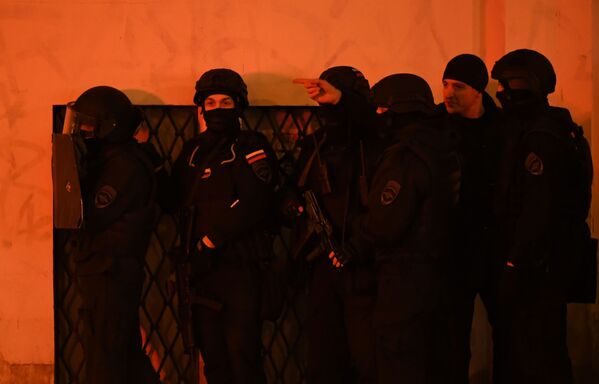Сотрудники силовых структур у здания ФСБ на Лубянской площади в Москве, где произошла стрельба - Sputnik Молдова
