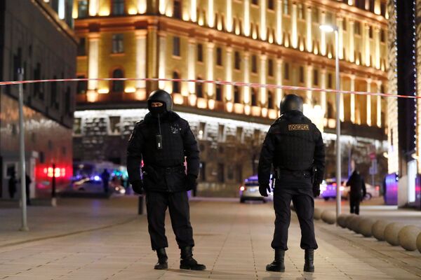 Полицейские у здания ФСБ после стрельбы, Москва - Sputnik Молдова