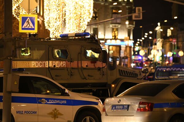 Автомобили полиции и Росгвардии у здания ФСБ на Лубянской площади в Москве, где произошла стрельба - Sputnik Молдова
